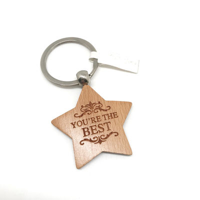 Gravureerde houten sleutelhanger gepersonaliseerd voor milieuvriendelijke cadeautjes