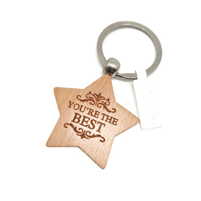 Gravureerde houten sleutelhanger gepersonaliseerd voor milieuvriendelijke cadeautjes