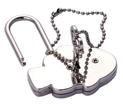 Gepersonaliseerde metalen sleutelketting Gepersonaliseerde vorm Voor souvenircampagnes Olie gevuld logo